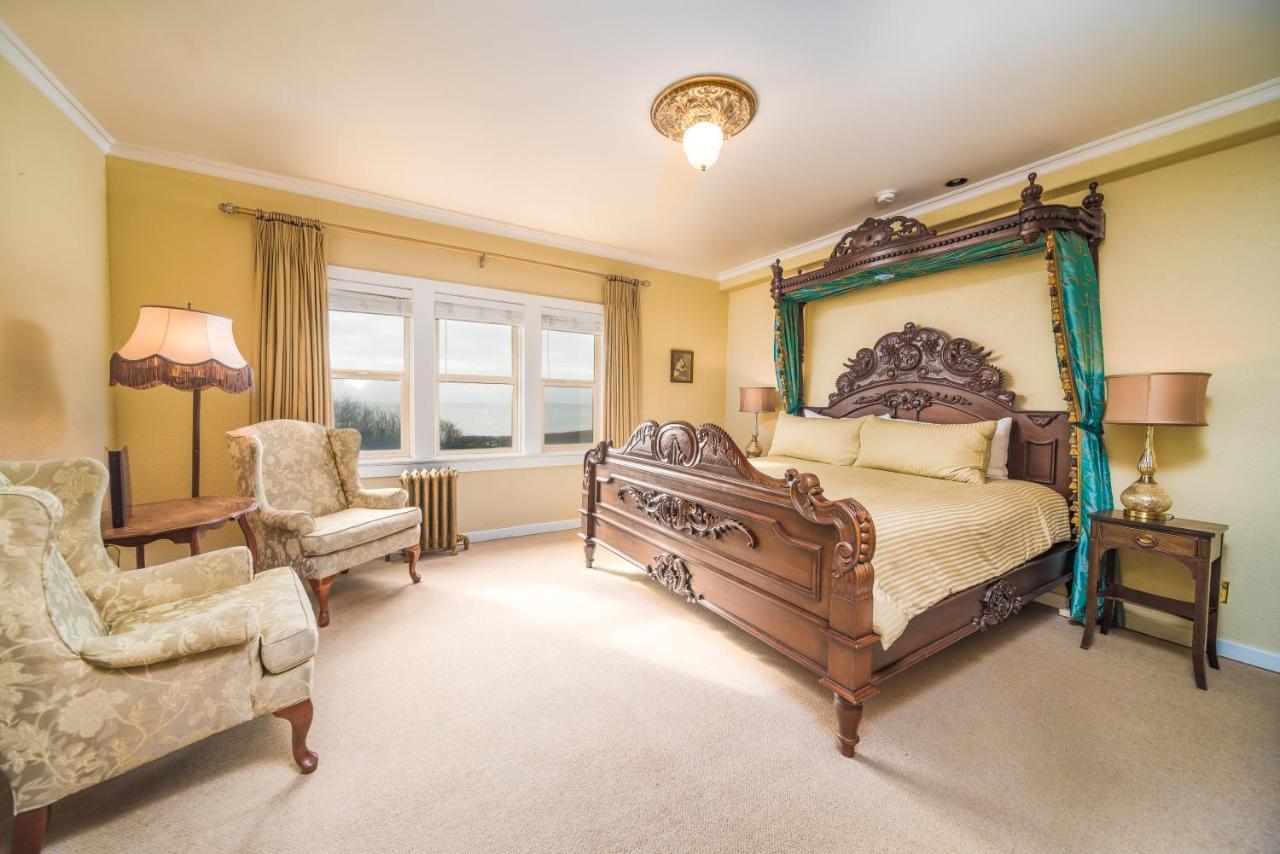 Dashwood Manor Seaside Bed & Breakfast ビクトリア エクステリア 写真