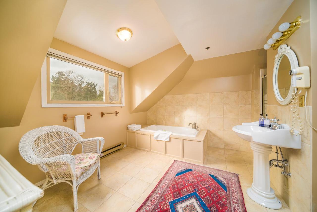 Dashwood Manor Seaside Bed & Breakfast ビクトリア エクステリア 写真
