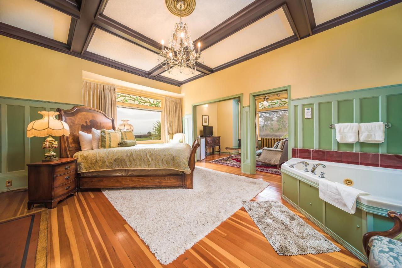 Dashwood Manor Seaside Bed & Breakfast ビクトリア エクステリア 写真