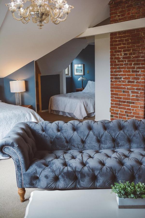 Dashwood Manor Seaside Bed & Breakfast ビクトリア エクステリア 写真