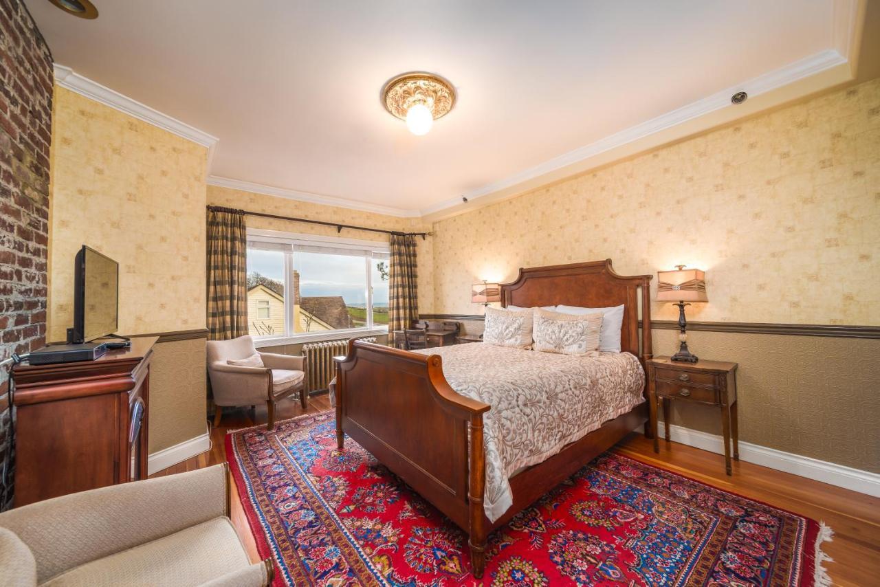 Dashwood Manor Seaside Bed & Breakfast ビクトリア エクステリア 写真