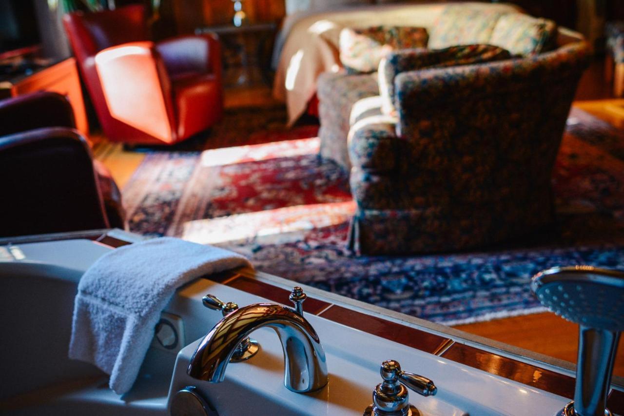 Dashwood Manor Seaside Bed & Breakfast ビクトリア エクステリア 写真
