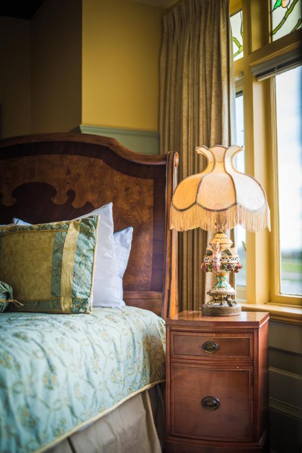 Dashwood Manor Seaside Bed & Breakfast ビクトリア エクステリア 写真