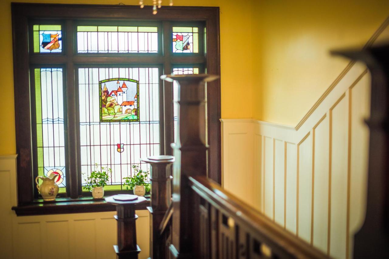 Dashwood Manor Seaside Bed & Breakfast ビクトリア エクステリア 写真