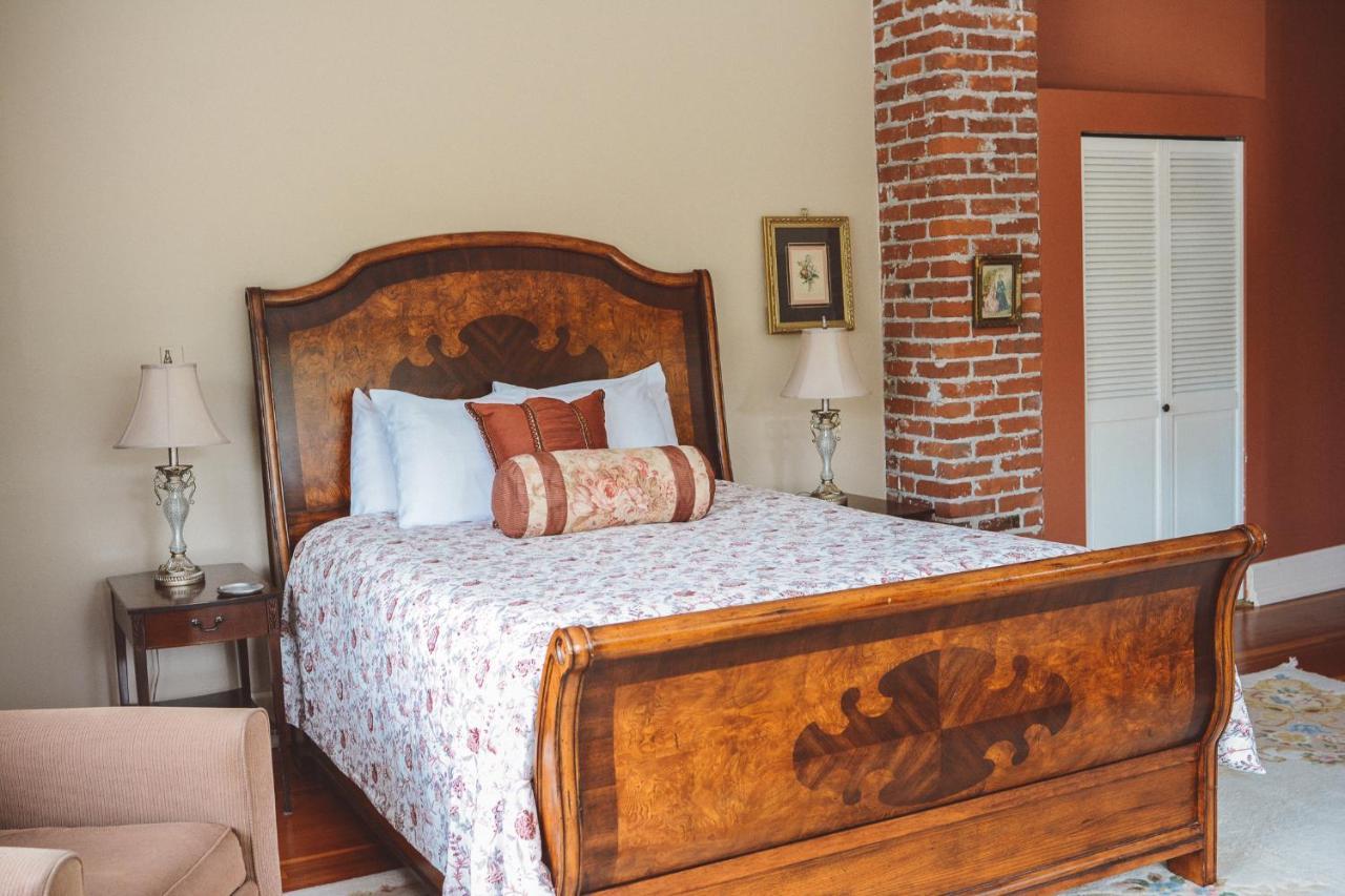 Dashwood Manor Seaside Bed & Breakfast ビクトリア エクステリア 写真