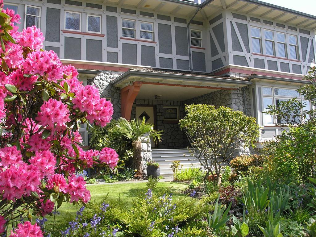Dashwood Manor Seaside Bed & Breakfast ビクトリア エクステリア 写真
