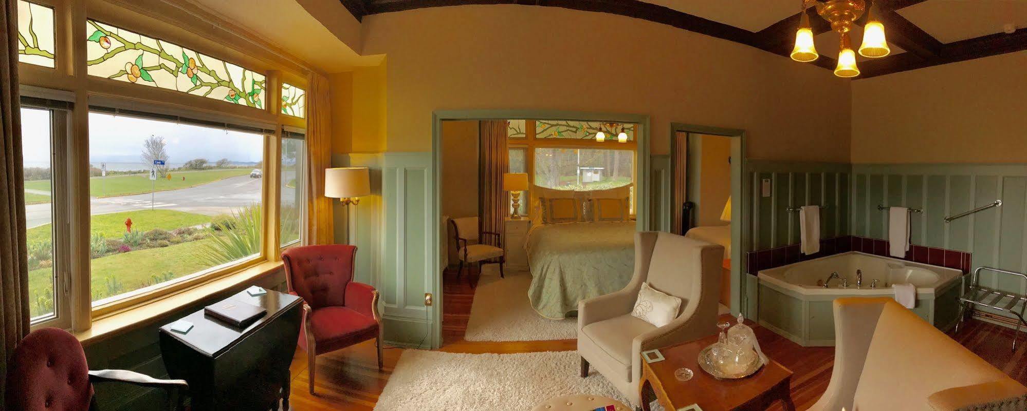 Dashwood Manor Seaside Bed & Breakfast ビクトリア エクステリア 写真