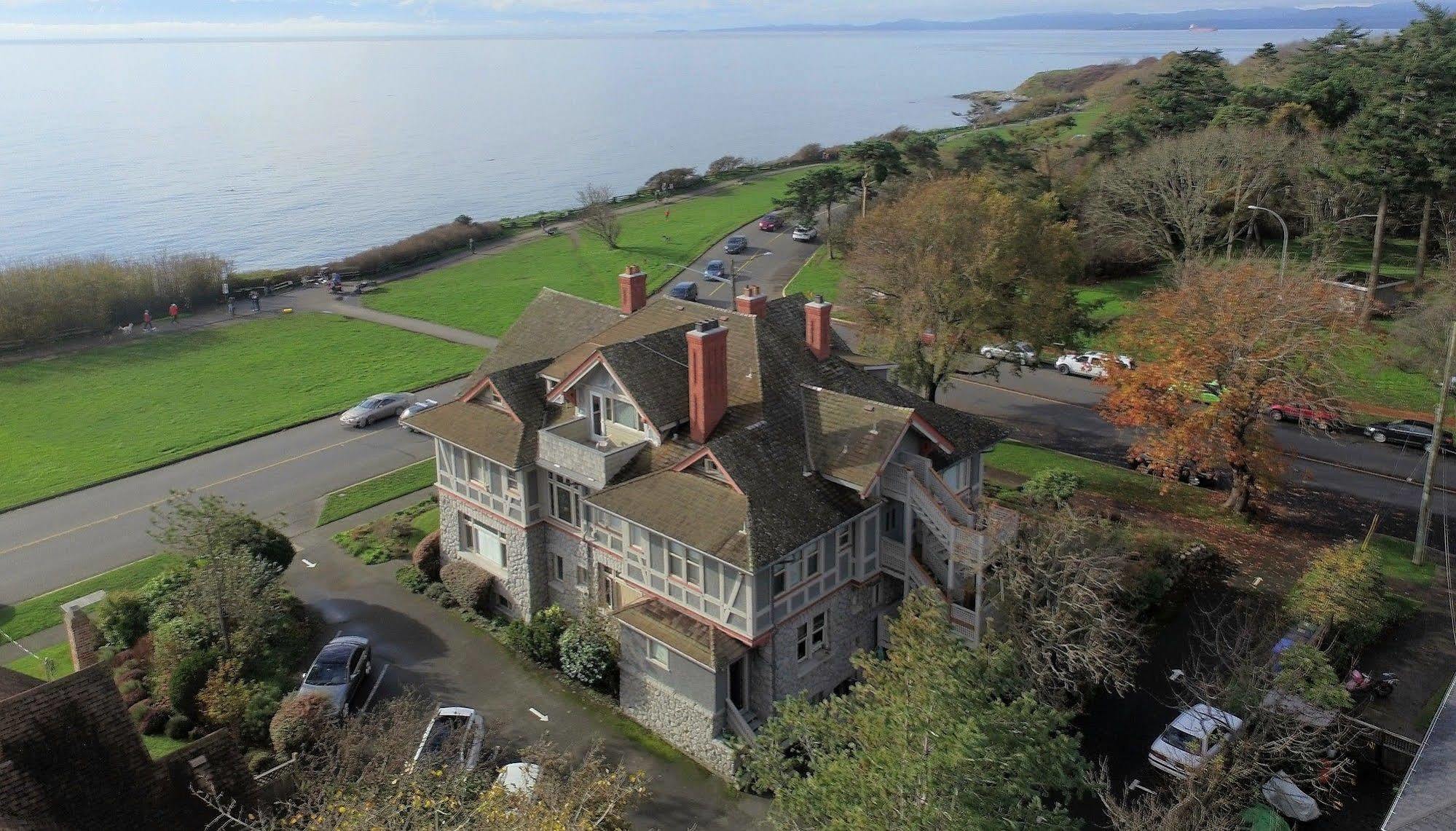 Dashwood Manor Seaside Bed & Breakfast ビクトリア エクステリア 写真