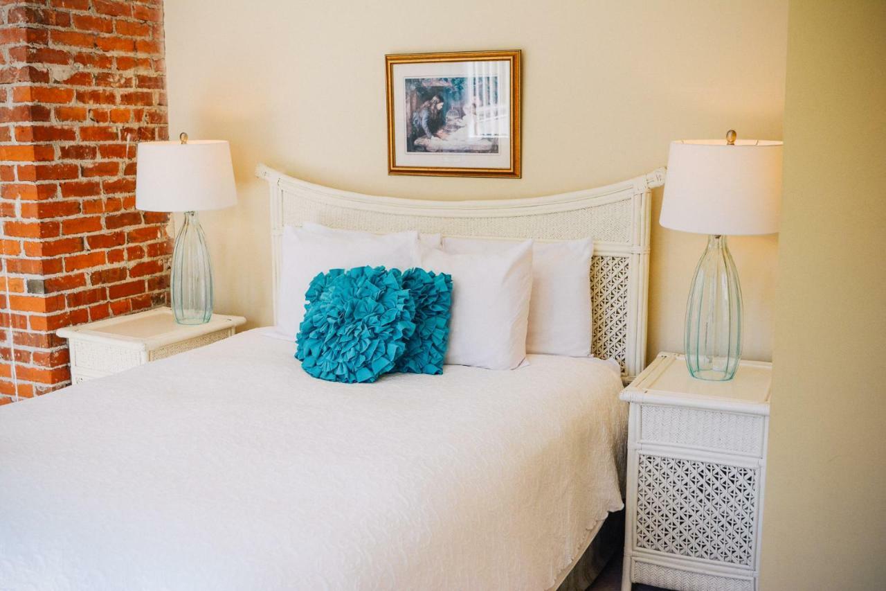 Dashwood Manor Seaside Bed & Breakfast ビクトリア エクステリア 写真