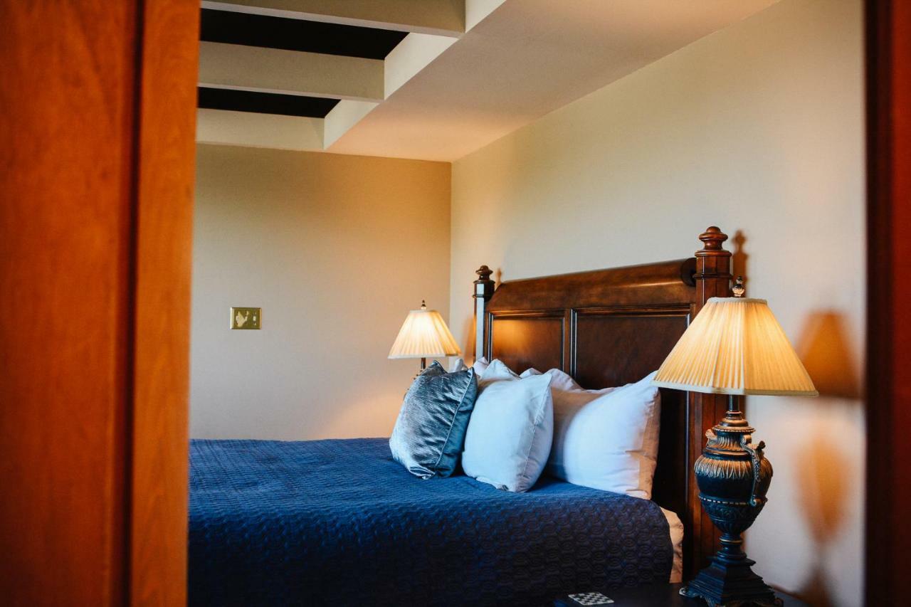Dashwood Manor Seaside Bed & Breakfast ビクトリア エクステリア 写真