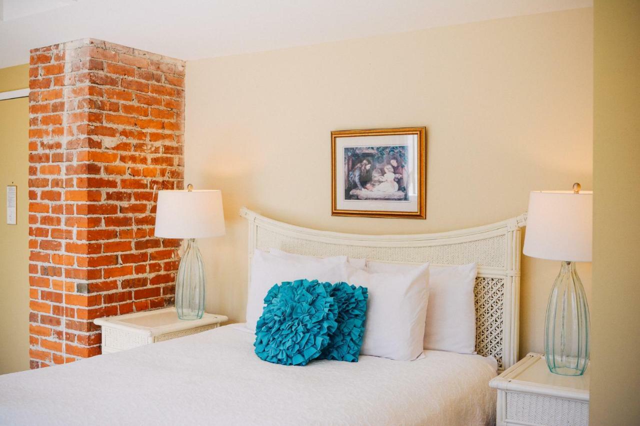 Dashwood Manor Seaside Bed & Breakfast ビクトリア エクステリア 写真