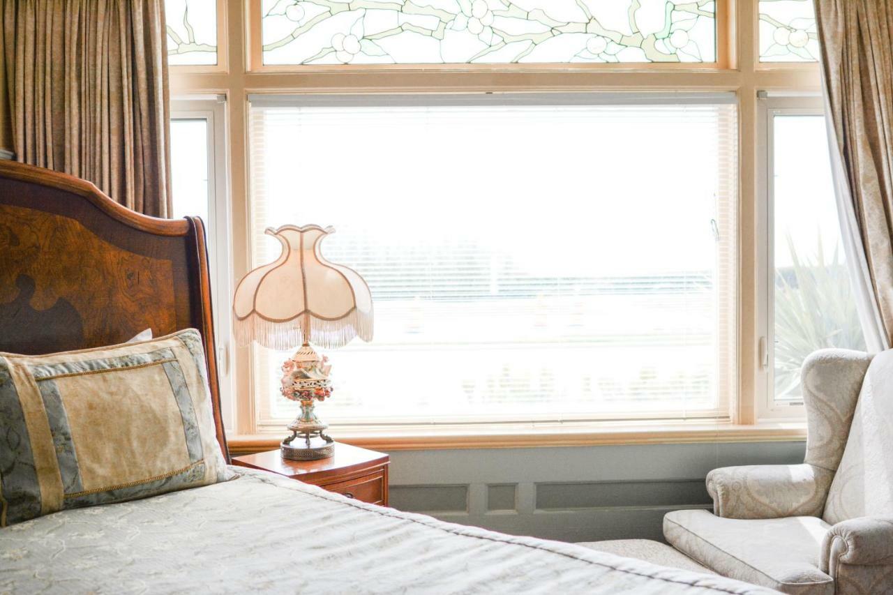 Dashwood Manor Seaside Bed & Breakfast ビクトリア エクステリア 写真