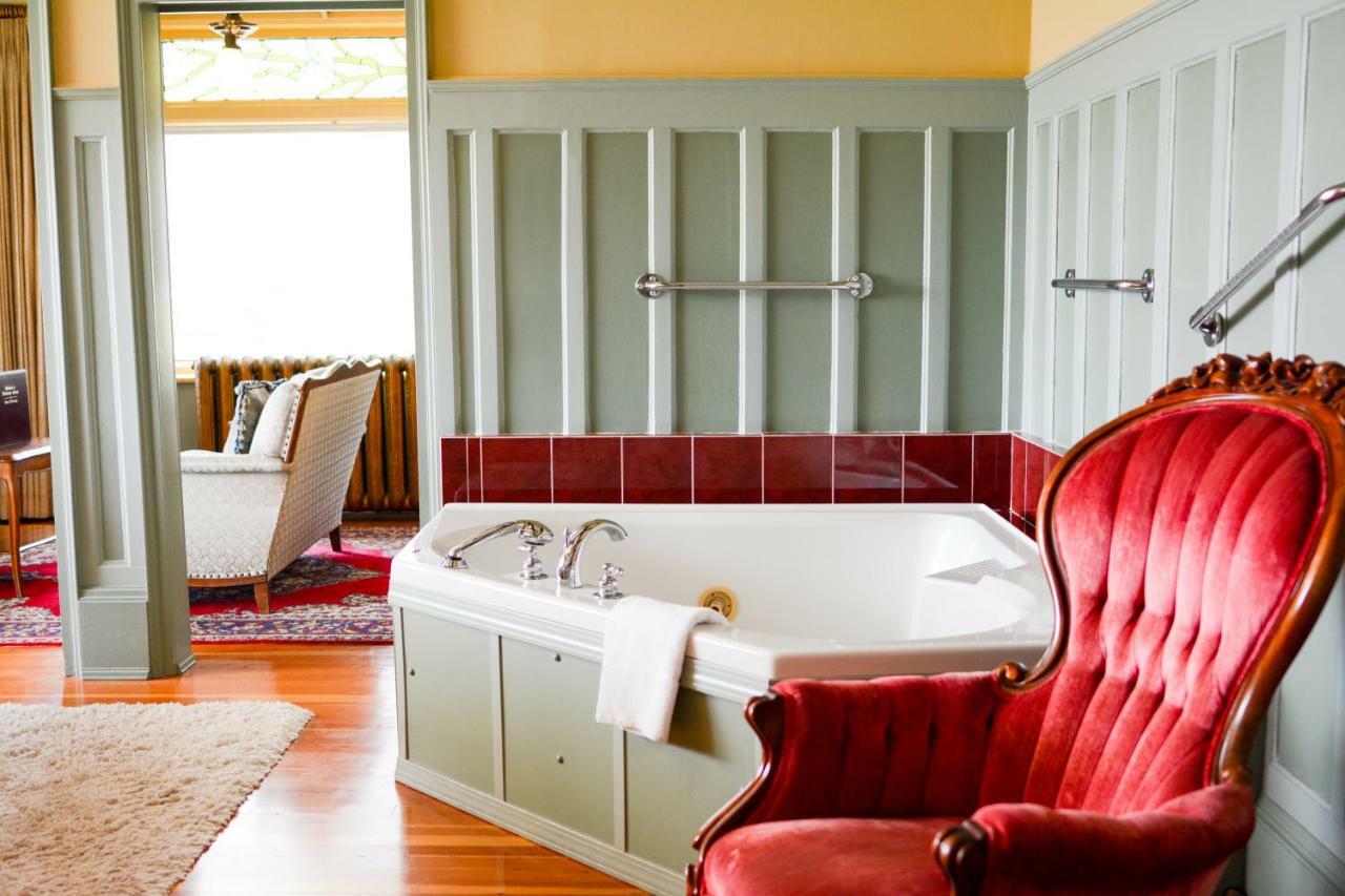 Dashwood Manor Seaside Bed & Breakfast ビクトリア エクステリア 写真