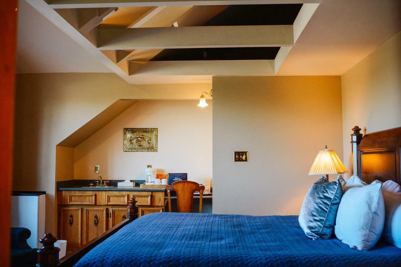Dashwood Manor Seaside Bed & Breakfast ビクトリア エクステリア 写真