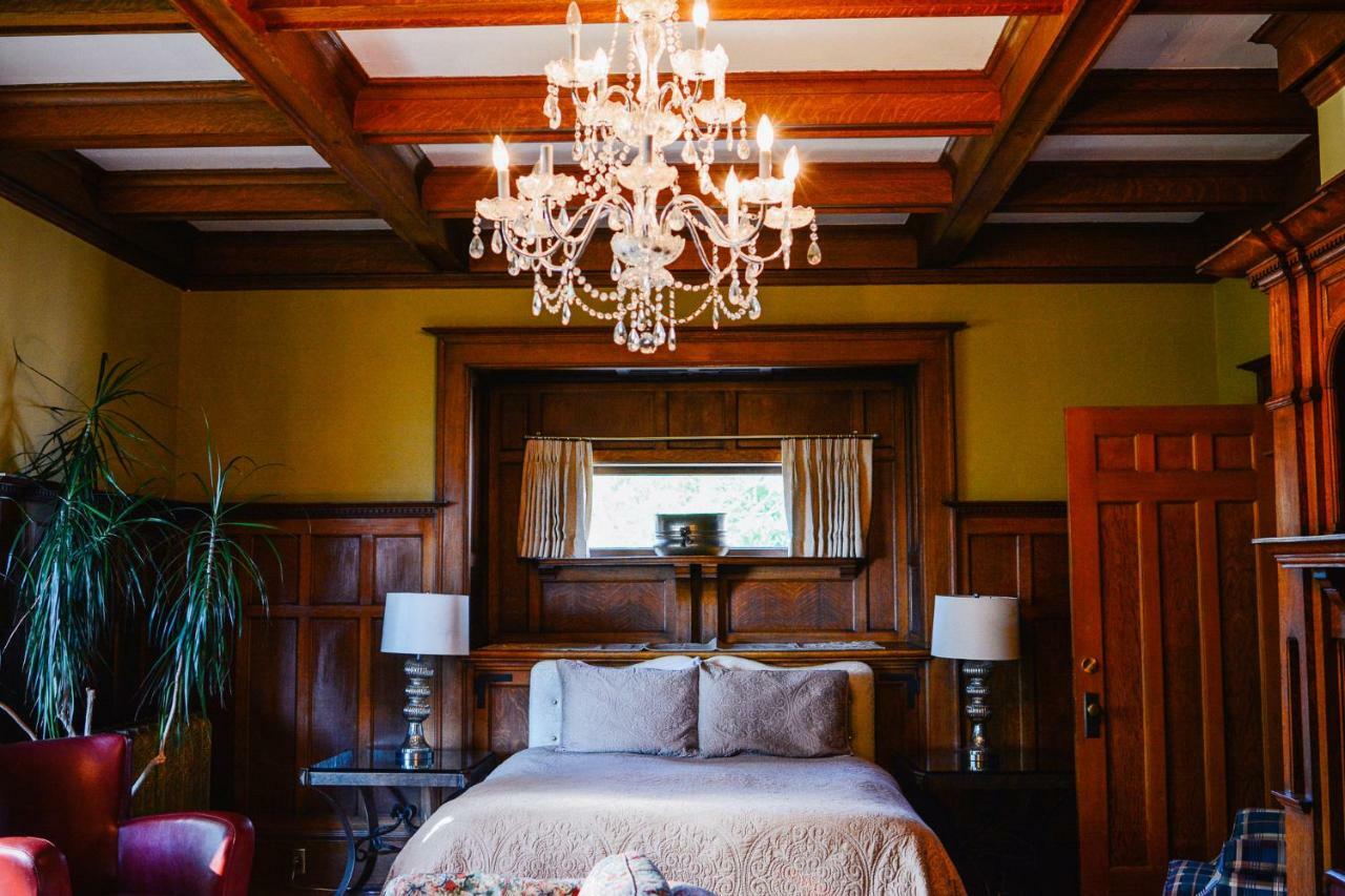 Dashwood Manor Seaside Bed & Breakfast ビクトリア エクステリア 写真