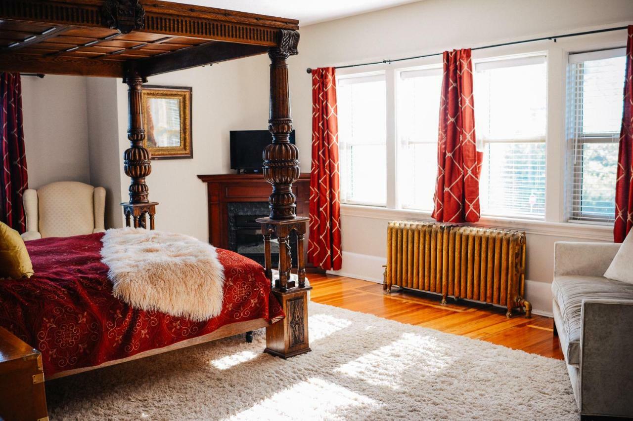 Dashwood Manor Seaside Bed & Breakfast ビクトリア エクステリア 写真