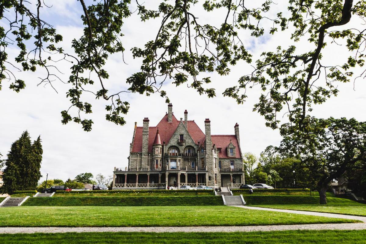 Dashwood Manor Seaside Bed & Breakfast ビクトリア エクステリア 写真