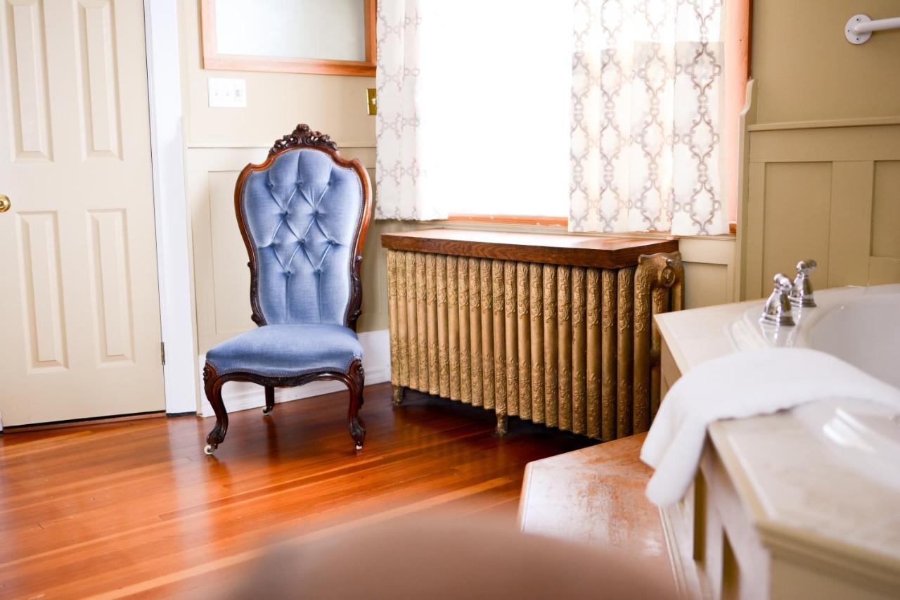Dashwood Manor Seaside Bed & Breakfast ビクトリア エクステリア 写真