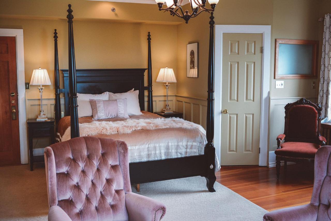 Dashwood Manor Seaside Bed & Breakfast ビクトリア エクステリア 写真