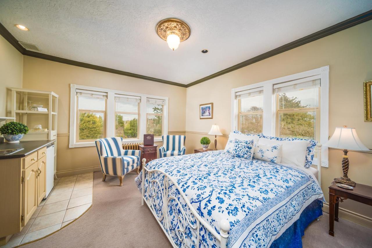 Dashwood Manor Seaside Bed & Breakfast ビクトリア エクステリア 写真
